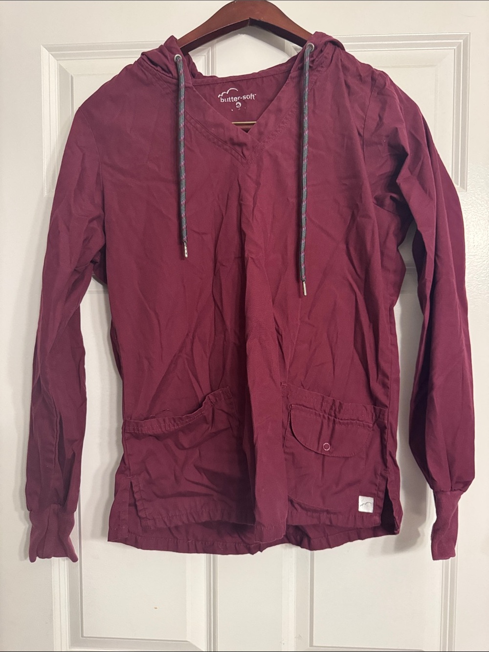butter-soft Women's V-Neck Scrub Pullover Cargo Hoodie in Burgundy